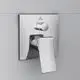 Chromene Wandarmatur von Ideal Standard mit einem rechteckigen Bedienhebel und einem runden Griffrad, flächenbündig montiert auf einer grauen Wand.